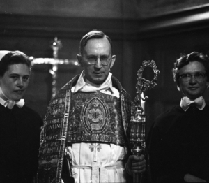 1961 Ärkebiskop Gunnar Hultgren viger diakoner.